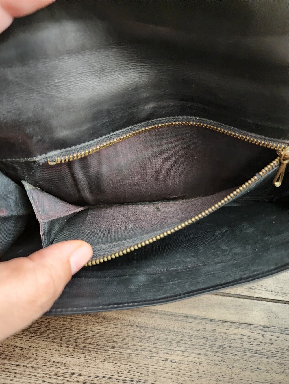 Gucci Vintage Black Leather Clutch with Gold Horsebit and Red Accent - Picture 8 of 13